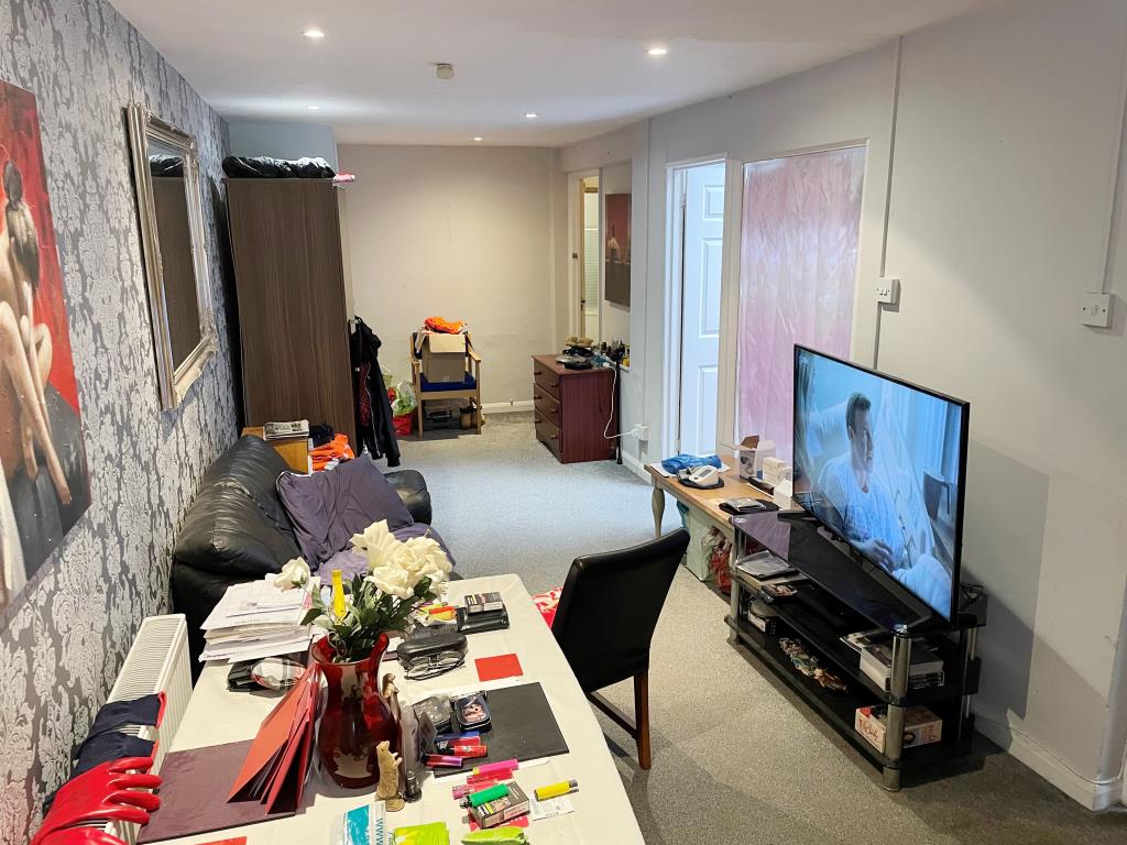 Lot: 79 - FREEHOLD SHOP AND FLAT WITH UPPER PARTS - view of living room in rear flat